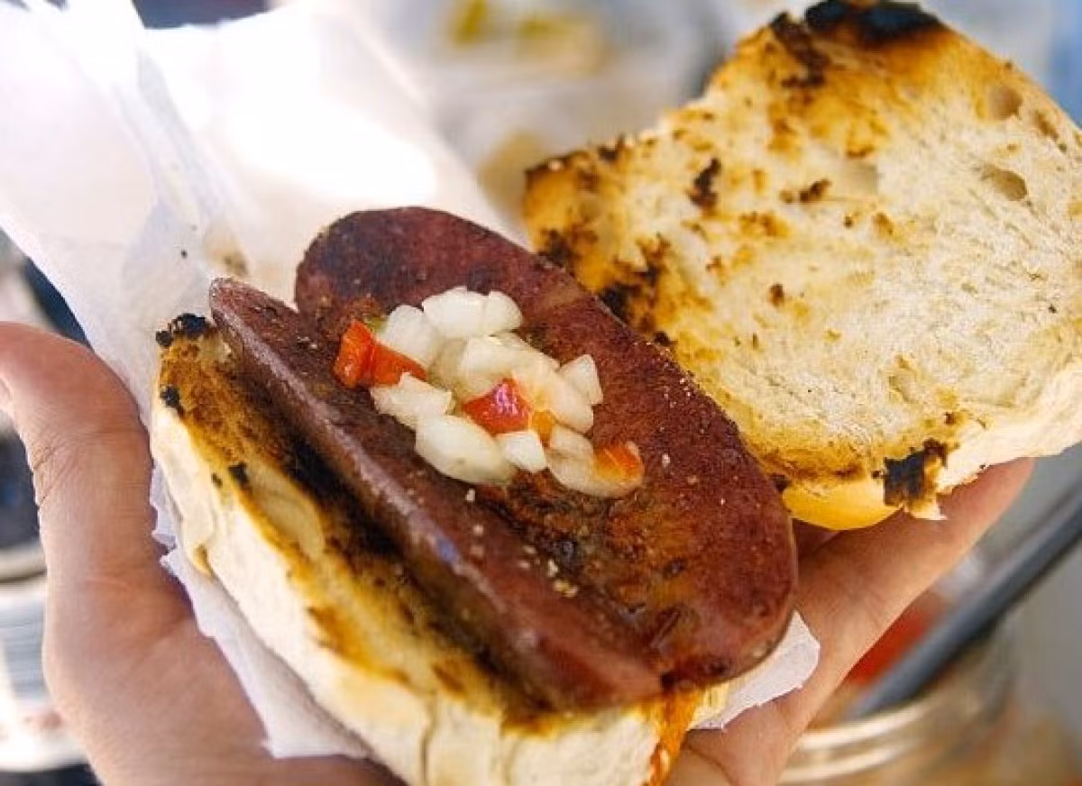 Bánh mì xúc xích Choripan là món ăn đường phố nổi tiếng ở Buenos Aires, Argentina. Bạn có thể dễ dàng thưởng thức món ăn này đi đi dạo trên các đường phố cũng như khi đến xem các sự kiện thể thao.