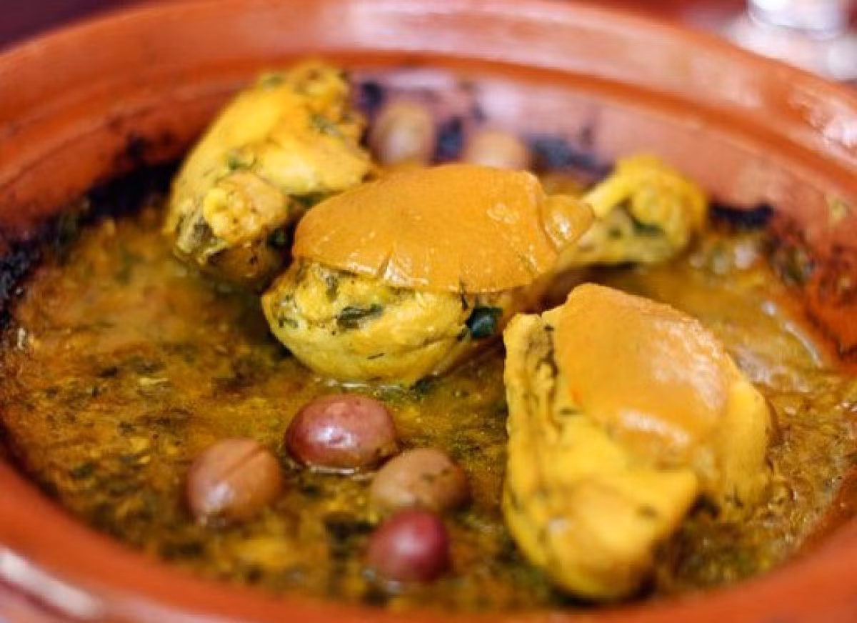 Những thành phần cơ bản của món Tagine đó là thịt (có thể là thịt cừu, thịt gà hay thịt bò), rau và rất nhiều các loại thảo mộc và gia vị. Đôi khi, các đầu bếp còn cho thêm rái cây và các loại hạt. Sau khi chế biến các nguyên liệu, đầu bếp sẽ cho chúng vào trong nồi đất và đun nhỏ lửa trong nhiều giờ.