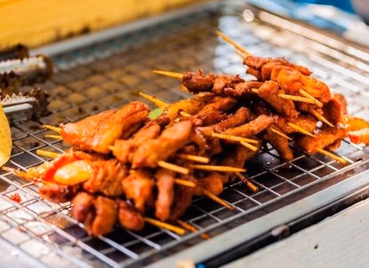 Satay thịt lợn ở Bangkok, Thái Lan hấp dẫn thực khách với những lát thịt mỏng được ướp nước cốt dừa, nghệ và các gia vị khác trước khi đem nướng trên than củi. Món này thường được ăn kèm salad dưa chuột và sốt đậu phộng cay ngọt.