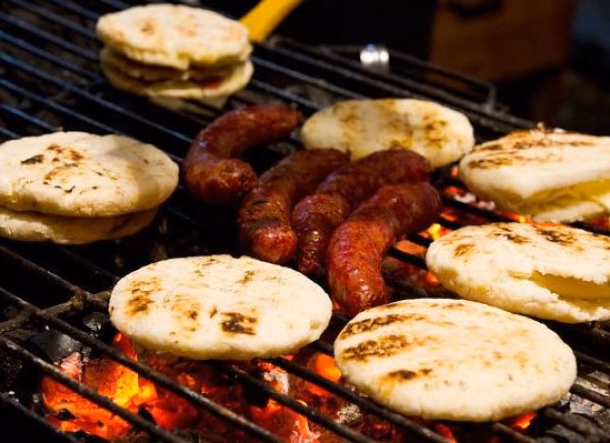 Arepas ở Bogotá, Colombia thường được ăn vào buổi sáng hay làm bữa ăn nhẹ vào buổi chiều. Món ăn này có vỏ bánh làm từ bột ngô hoặc bột mì nướng hay rán, được phủ trên với bơ, phô mai, trứng, sữa đặc, xúc xích rán hoặc nướng và một loại sốt làm từ hành có tên Hogao.