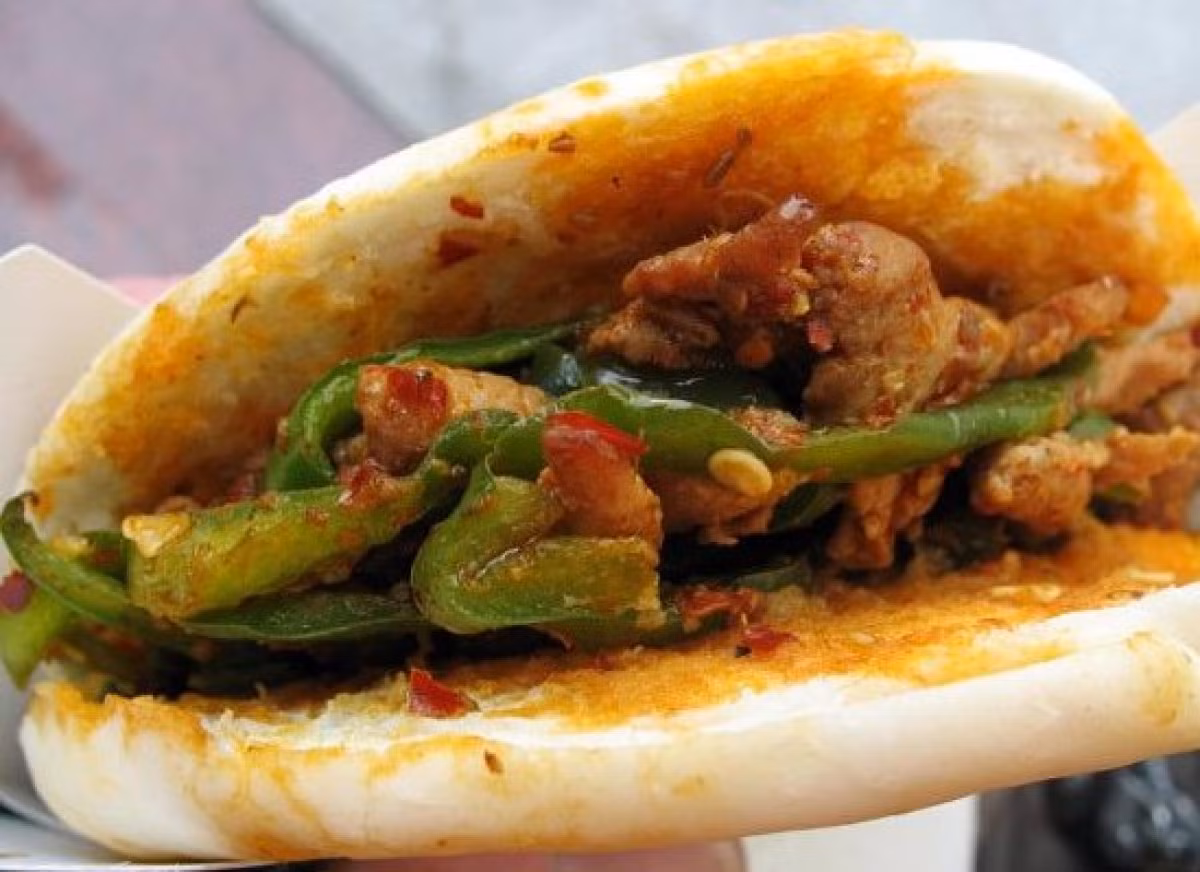 Roujiamo ở Tây An được đánh giá là phiên bản Döner Kebab ở Trung Quốc. Đây là một trong những món bánh mì kẹp lâu đời nhất thế giới, với lịch sử tồn tại và phát triển gần 2.000 năm. Bánh mì Roujiamo truyền thống có nhân thịt lợn hầm cay, rau ngò và ớt.