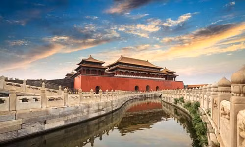 Theo các tài liệu ghi chép, 24 hoàng đế Trung Quốc đã sống trong Tử Cấm Thành. Chỉ có hoàng đế, hoàng hậu, phi tần mỹ nữ, cung nữ, hoạn quan và những người phục vụ nhà vua mới được ở trong Tử Cấm Thành. Công trình kiến trúc có ý nghĩa lịch sử này được cải tạo, sửa chữa trong suốt chiều dài lịch sử.