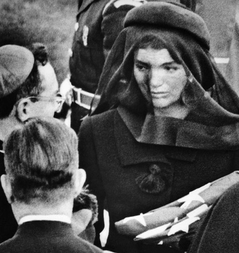  Mặc dù sau khi Tổng thống Kennedy qua đời, đệ nhất phu nhân Jackie Kennedy đã tái hôn nhưng khi chết vẫn được chôn cất bên cạnh ông chủ Nhà Trắng. 