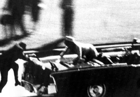 Lần đầu tiên trong lịch sử Mỹ, truyền hình Mỹ đưa tin liên tục về vụ ám sát Tổng thống Kennedy trong suốt 90 tiếng.