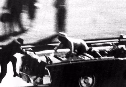 Lần đầu tiên trong lịch sử Mỹ, truyền hình Mỹ đưa tin liên tục về vụ ám sát Tổng thống Kennedy trong suốt 90 tiếng.