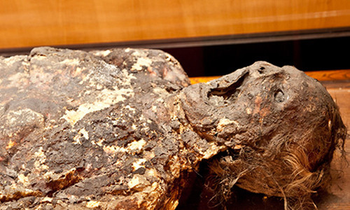 Ướp xác. Vào thời cổ đại, nhiều nền văn minh trên thế giới như Ai Cập, La Mã... đã ướp xác thi thể người quá cố còn mãi đến mai sau. Thậm chí, vào thế kỷ 11, người ta còn mài xác ướp thành bột trị bệnh. Vào thời đó, người dân tin rằng bột xác ướp có tác dụng ngăn chảy máu trong, giảm đau kinh nguyệt... Chính vì vậy, nạn trộm mộ lấy xác ướp khá phát triển.