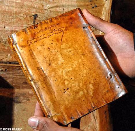 Lấy da người bọc sách. Trong lịch sử từng chứng kiến nhiều trường hợp sau khi bị xử tử đã lột da để làm bìa sách. Trong đó, năm 1605, linh mục Henry Garnet bị bắt vì tội âm mưu lật đổ Thượng viện Anh, giết vua James Đệ nhất và bị kết án tử hình. Sau khi bị treo cổ, vua James Đệ nhất đã sai người lột da Henry Garnet để làm bìa cuốn sách.