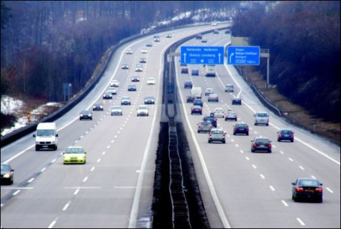 Tại Đức, dừng xe do hết xăng khi đang đi trên đường cao tốc là vi phạm pháp luật.