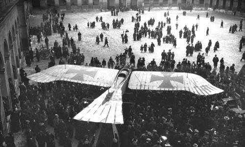 Máy bay cánh đơn Taube của Đức bị đối phương tóm được và đã đem trưng bày tại khu vực sân của Les Invalides, Paris, Pháp năm 1915 cho mọi người chiêm ngưỡng.