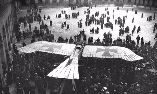 Máy bay cánh đơn Taube của Đức bị đối phương tóm được và đã đem trưng bày tại khu vực sân của Les Invalides, Paris, Pháp năm 1915 cho mọi người chiêm ngưỡng.