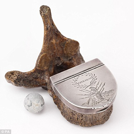 Một phần nhỏ cột sống của binh sĩ kém may mắn.