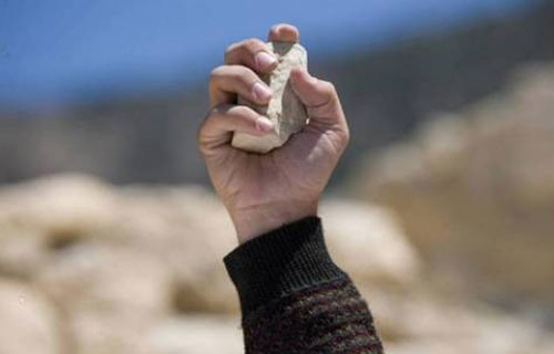 Ném đá đến chết là hình thức xử tử ở một số quốc gia Hồi giáo. Theo đó, tử tù thường là những người phạm tội gian dâm, ngoại tình hay những phụ nữ vi phạm các nguyên tắc của tôn giáo... Theo đó, tử tù sẽ bị người dân thậm chí là người nhà ném đá đến chết tại nơi công cộng.