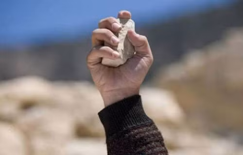 Ném đá đến chết là hình thức xử tử ở một số quốc gia Hồi giáo. Theo đó, tử tù thường là những người phạm tội gian dâm, ngoại tình hay những phụ nữ vi phạm các nguyên tắc của tôn giáo... Theo đó, tử tù sẽ bị người dân thậm chí là người nhà ném đá đến chết tại nơi công cộng.