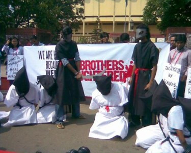 Sau đó, đao phủ trong trang phục trắng sẽ dùng thanh mã tấu dài khoảng 1-1,3m để hành hình. Nếu may mắn thì tử tù sẽ không phải chịu nhiều đau đớn và ngược lại.