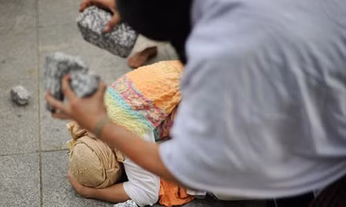 Kể từ tháng 10/2013, Brunei áp dụng hình phạt này đối với tội gian dâm, ngoại tình. Thêm vào đó, phạm nhân phạm tội ăn cắp sẽ bị chặt tay. Đối với tội phá thai và uống rượu, người phạm tội sẽ bị phạt roi.