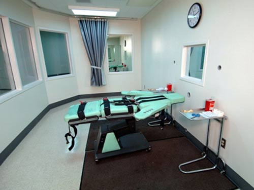 Cho hít hơi độc là hình thức tử hình khá phổ biến ở Mỹ. Theo đó, tù nhân sẽ được đưa đến một phòng kín, bị trói cố định vào giường hoặc ghê. Sau đó, hơi độc sẽ được truyền vào phòng kín. Thông thường, tù nhân thường chết trong khoảng thời gian 10 - 15 giây sau khi hơi độc được bơm vào.