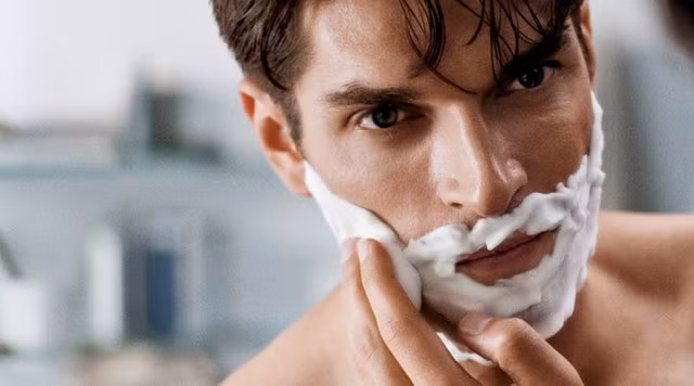 Vệ sinh sạch sẽ cơ thể là một phần quan trọng trong cuộc sống của người Ai Cập cổ đại. Theo đó, họ đã phát minh ra dao cạo râu tóc đầu tiên bằng cách sử dụng một lưỡi đá sắc đặt trong tay cầm bằng gỗ. Sau này, dao cạo được thay bằng lưỡi sắc bằng đồng.