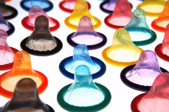 Người Ai Cập cổ đại đã phát minh ra bao cao su từ khoảng 1000 năm TCN. Khi đó, bao cao su là những vỏ bọc bằng lanh để người dân có đời sống tình dục an toàn, tránh khỏi những bệnh tật lây qua đường tình dục.