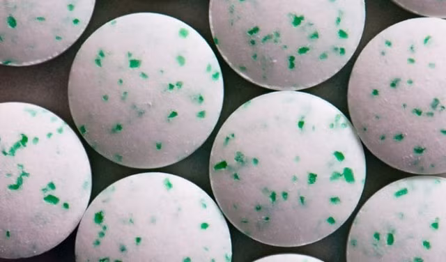 Kẹo bạc hà là một trong những phát minh thú vị của Ai Cập nhằm khử mùi hôi miệng sau khi ăn. Kẹo bạc hà khi đó được làm từ hỗn hợp gồm: hương trầm, nhựa thơm và quế đun sôi với mật ong và sau đó vo lại thành những viên nhỏ để tiện sử dụng.