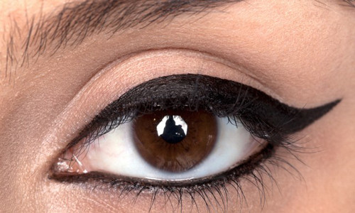 Phát minh "đỉnh" khác của người Ai Cập cổ đại đó là bút kẻ mắt. Theo đó, phụ nữ thời bấy giờ đã sử dụng than đen để tạo đường nét cho đôi mắt thêm đẹp và quyến rũ hơn.