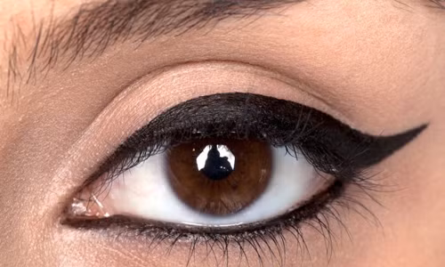 Phát minh "đỉnh" khác của người Ai Cập cổ đại đó là bút kẻ mắt. Theo đó, phụ nữ thời bấy giờ đã sử dụng than đen để tạo đường nét cho đôi mắt thêm đẹp và quyến rũ hơn.