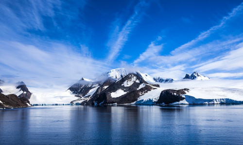 Điểm trên mặt đất ở cực nam của thế giới - Nam Cực. Nam Cực cao khoảng 100m so với mực nước biển nhưng lại có lớp băng dày khoảng 2.700m. Điều này khiến cho Nam Cực trở thành nơi lạnh giá hơn Bắc Cực. Đặc biệt, Nam Cực chỉ có 1 lần Mặt trời mọc và lặn trong năm là vào tháng 9 và tháng 3.