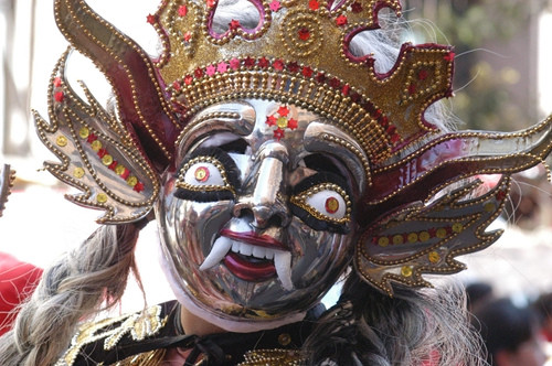 Theo truyền thuyết, người dân Inca thường phải hiến tế trẻ em cho thần Supay để vị thần này không trút cơn thịnh nộ lên họ. Theo đó, hàng năm, người Inca hiến tế khoảng 100 trẻ em để xoa dịu vị thần Chết Supay.