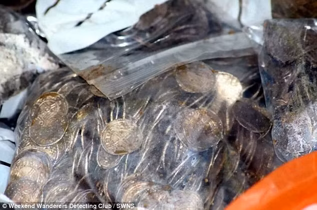 Theo các chuyên gia, dường như số tiền cổ bằng bạc trên trải qua tay của 2 người đó là những người làm ra chúng và người đem chôn chúng đi.