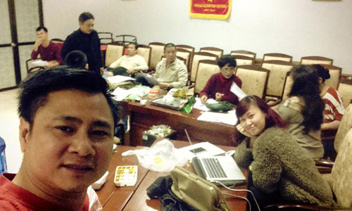 Dù đã đêm, các nghệ sĩ vẫn đang mệt mài luyện tập chuẩn bị cho chương trình Táo Quân 2015.