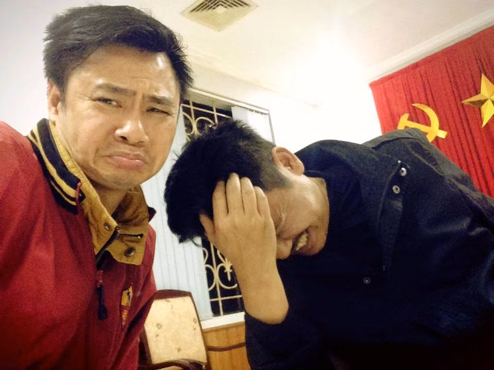 Diễn viên Quốc Khánh bật cười trước màn "chu môi" chụp ảnh của danh hài Tự Long.