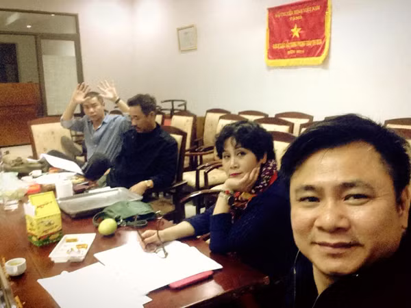 Diễn viên Công Lý tạo dáng chụp ảnh. Các nghệ sĩ đang phải ngày đêm nỗ lực tập luyện đem tới chương trình Táo quân 2015 đặc sắc vào đêm 30 Tết.