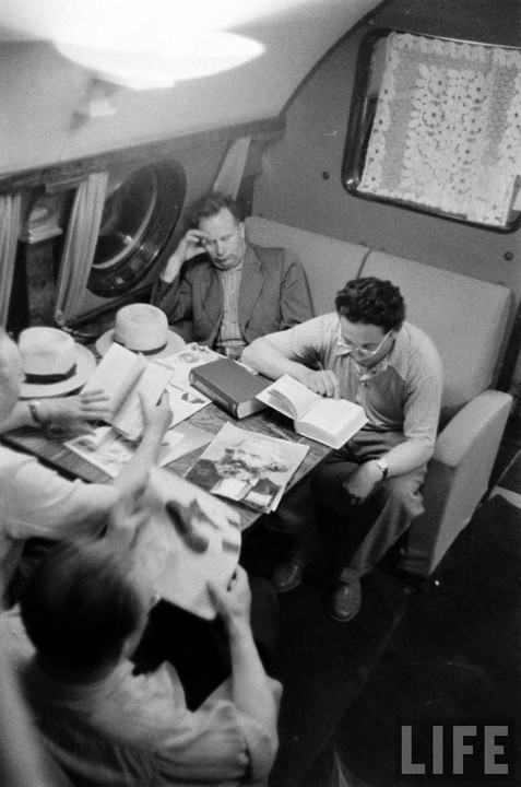 Những hành khách Liên Xô khi đi máy bay thường không uống rượu như người phương Tây. Thay vào đó, họ đọc các tác phẩm của Karl Marx hay nghiên cứu tài liệu.