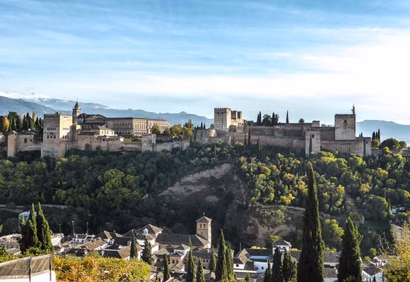 Tiếp theo là Tây Ban Nha. Theo đó, mỗi cặp đôi có thể sống thoải mái ở Tây Ban Nha với số tiền 2.600 USD/tháng, bao gồm cả tiền thuê nhà.