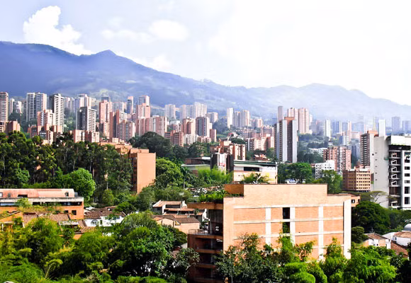 Colombia xếp ở vị trí thứ 8 trong danh sách top 25 điểm đến lý tưởng nhất để nghỉ hưu năm 2015. Nơi đây là thiên đường dành cho những người tìm kiếm dịch vụ chăm sóc sức khỏe tốt với chi phí thấp.