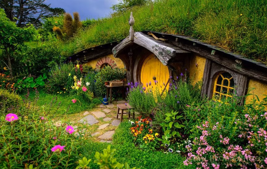 Hobbiton - ngôi làng của người tí hon nằm ở Matamata (New Zealand), được xây dựng để phục vụ cho tác phẩm điện ảnh nổi tiếng Lord Of The Rings (Chúa tể của những chiếc nhẫn) là một trong những điểm đến hút khách nhất thế giới. Sau khi bộ phim Chúa tể của những chiếc nhẫn quay xong, Hobbiton là nơi hút nhiều người đến thăm vùng đất tưởng chừng chỉ có trong phim ảnh.