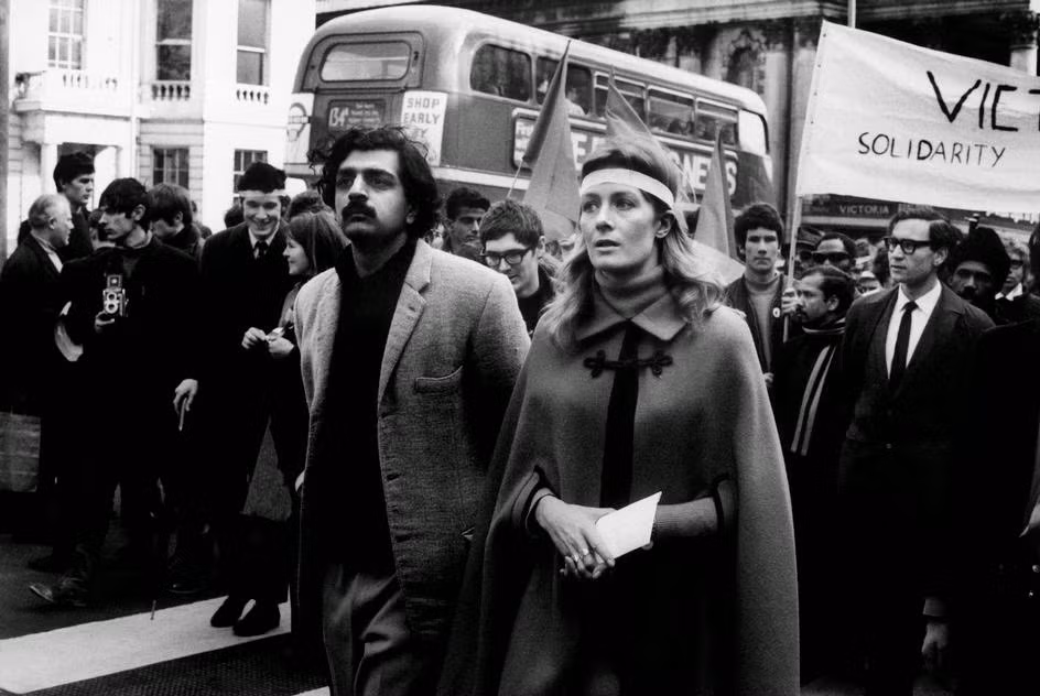 Tariq Ali và Vanessa Redgrave đi đầu trong một cuộc diễu hành phản đối chiến tranh ở Việt Nam. Nhiếp ảnh gia David Hurn đã chụp bức ảnh này tại London, Anh năm 1968 .