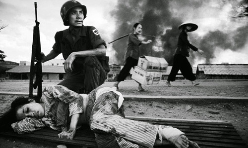 Nhiếp ảnh gia Philip Jones Griffiths chụp được cảnh một phụ nữ bị thương trong cuộc giao tranh tại Sài Gòn năm 1968.
