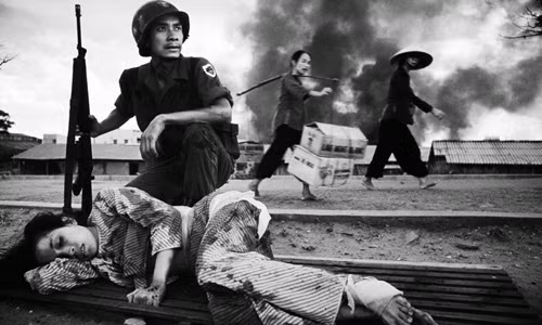 Nhiếp ảnh gia Philip Jones Griffiths chụp được cảnh một phụ nữ bị thương trong cuộc giao tranh tại Sài Gòn năm 1968. 