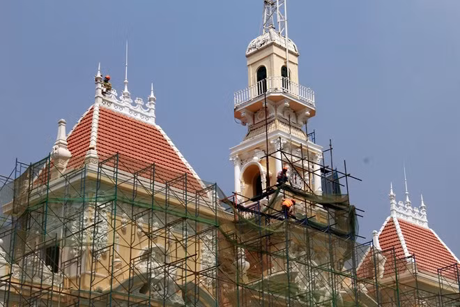 Trụ sở UBND TP HCM cũng được rào chắn để trùng tu, thay màu sơn mới chuẩn bị đón tết Nguyên đán.