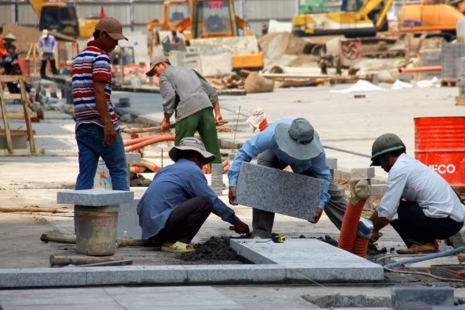 Không gian kiến trúc, toàn bộ trục đường Nguyễn Huệ phải được nâng cấp, cải tạo thành quảng trường đi bộ với chiều dài 670 m, chiều rộng 64 m và kết nối đồng bộ với khu vực xây dựng tượng đài Chủ tịch Hồ Chí Minh mới.