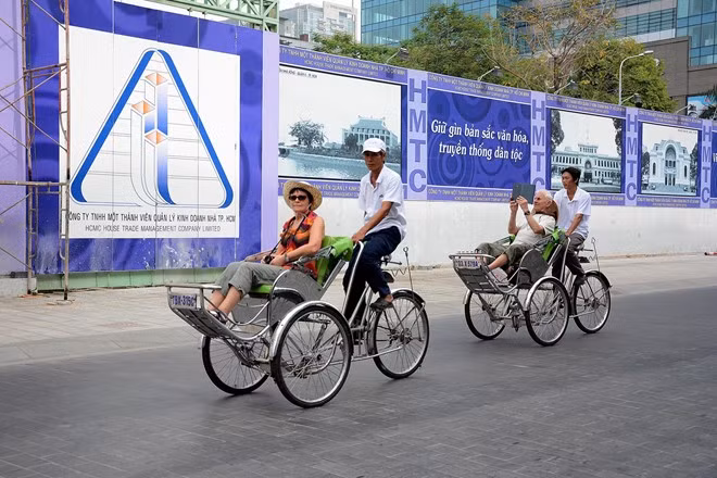 Trước đó, đường Lê Thánh Tôn (đoạn trước UBND TP.HCM), tuyến đầu tiên của Sài Gòn được lát đá cho ôtô, xe máy, xe đạp và người đi bộ qua lại.