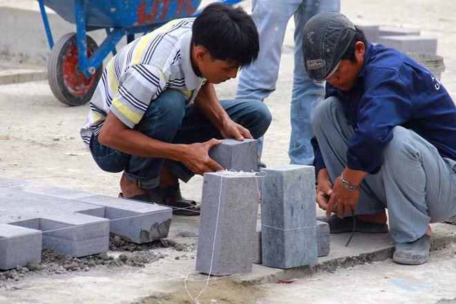 Không chỉ ngày thường, những ngày cuối tuần các công nhân cũng tăng ca để hoàn thành sớm tiến độ.