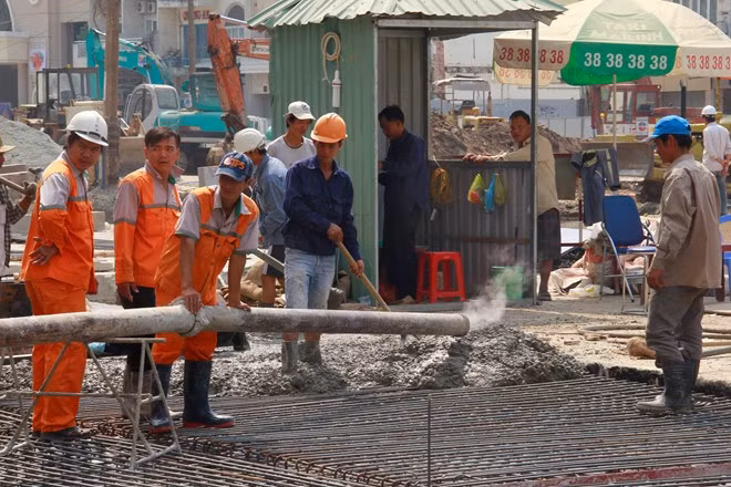 Các công nhân đang đẩy nhanh tiến độ xây dựng tuyến số 1 dài 19,7 km, đoạn trước UBND TP HCM. Đây là tuyến tàu điện ngầm đầu tiên trong bảy tuyến được đầu tư xây dựng trong thời gian tới.