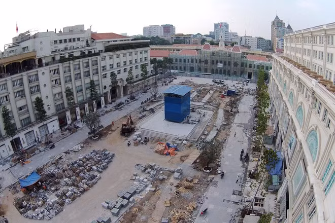 Vỉa hè hai bên đường Nguyễn Huệ (đoạn từ đường Lê Thánh Tôn đến đường Lê Lợi) được trồng 18 cây dầu để tăng thêm không gian xanh cho thành phố.