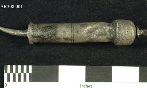 Đây là ống tiêm có chứa thủy ngân được dùng để điều trị bệnh giang mai hồi đầu thế kỷ 18.