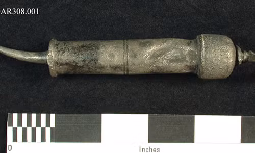 Đây là ống tiêm có chứa thủy ngân được dùng để điều trị bệnh giang mai hồi đầu thế kỷ 18.