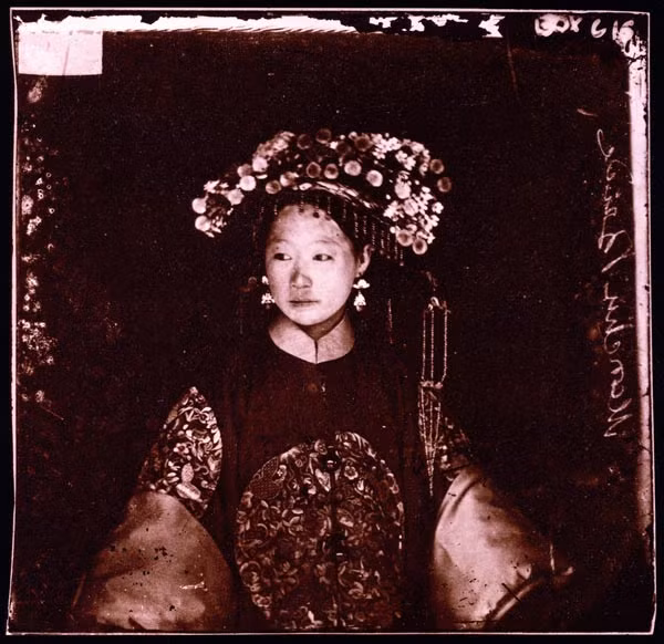 Phó nháy Thomson đã có một khoảng thời gian sống ở Trung Quốc từ năm 1868 - 1872. Trong khoảng thời gian đó, nhiếp ảnh gia người Scotland đã chụp được loạt ảnh hiếm về đất nước - con người Trung Quốc. Trong ảnh là một cô dâu trẻ Mãn Châu ở Bắc Kinh, Trung Quốc hồi thế kỷ 19.