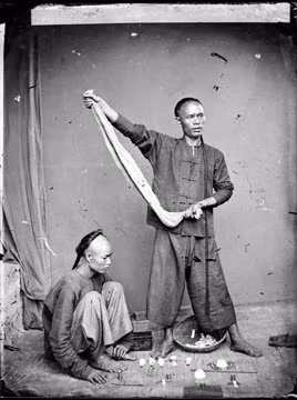 Hai nam giới Trung Quốc bên canh bạc trên phố ở Quảng Châu, Quảng Đông.