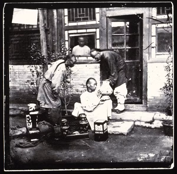 Người bán hàng giới thiệu với khách những chiếc bình gốm tinh xảo.