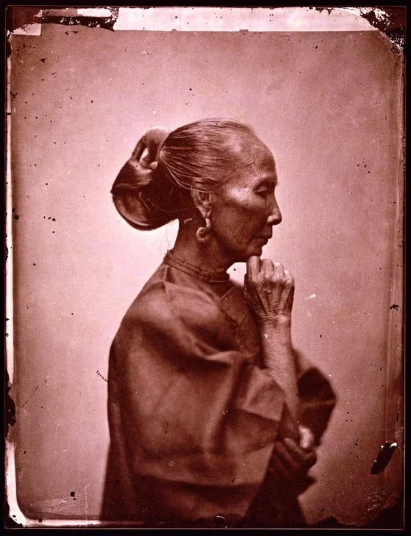 Ảnh chụp một phụ nữ lớn tuổi ở Quảng Châu, Quảng Đông.